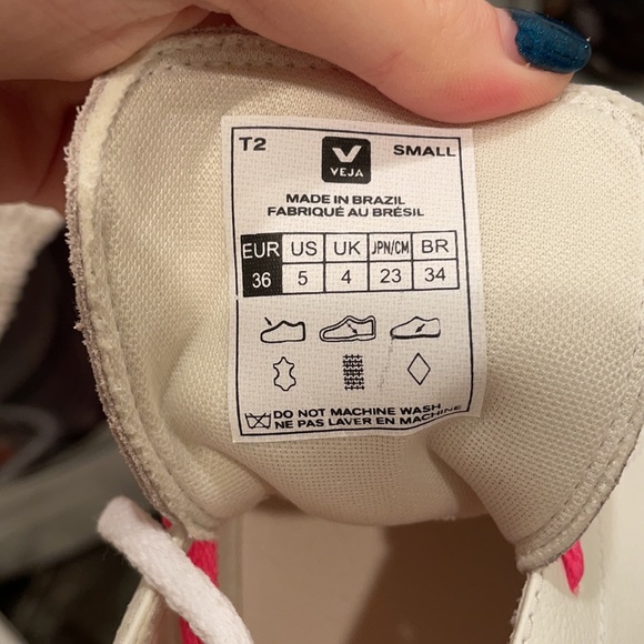 Veja sneakers size 5 in big kids. Fits like a women’s 6 Never worn Still in box. - Picture 6 of 6